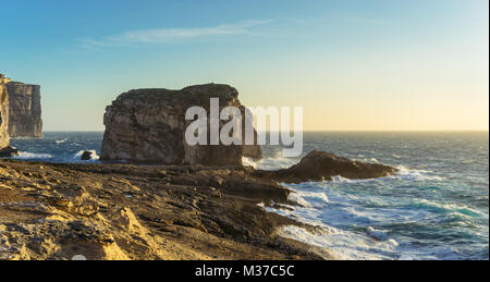 L'île de Gozo falaises avec champignon Rock (îlot) pendant la tempête du printemps. Dwejra, archipel maltais Banque D'Images