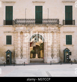 La Valette, Malte - 7 mars 2017 : entrée principale du palais du Grand Maître (également connu sous le nom de palais du gouverneur) avec deux soldats de l'AFM qui monte la garde, Ville Banque D'Images