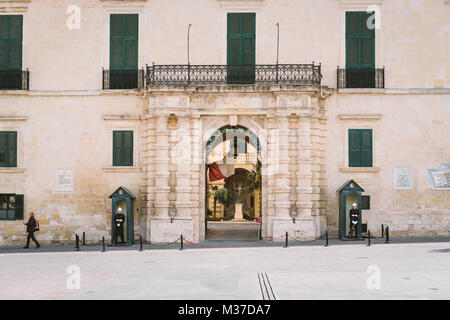 La Valette, Malte - 7 mars 2017 : entrée principale du palais du Grand Maître (également connu sous le nom de palais du gouverneur) avec deux soldats de l'AFM qui monte la garde, Ville Banque D'Images