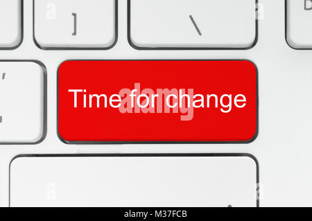 Bouton rouge avec du temps pour changer les mots sur le clavier, close-up Banque D'Images