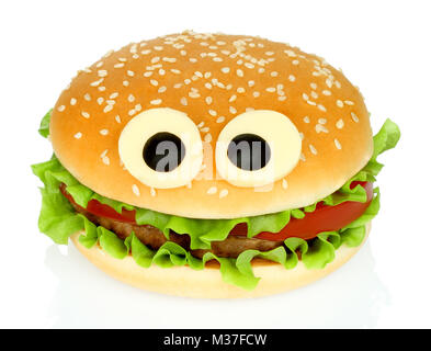 Funny Big hamburger au fromage et le poulet avec les yeux escalope sur fond blanc Banque D'Images