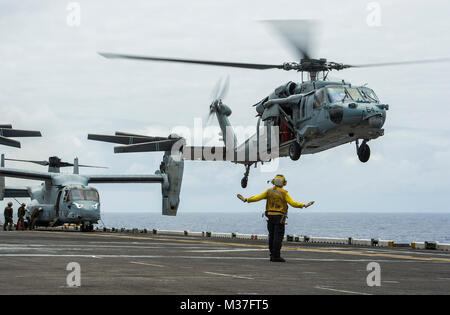 170506-N-LI768-208 OCÉAN PACIFIQUE (6 mai 2017) Un MH-60S Seahawk, affecté à l'hélicoptère de combat de Blackjacks Mer Escadron (HSC) 21, des terres à bord du navire d'assaut amphibie USS Makin Island (DG 8). L'île de Makin Groupe amphibie et 11e Marine Expeditionary Unit sont de retour d'un déploiement de sept mois au 3e, 5e et 7e flotte secteurs d'opération. (U.S. Photo par marine Spécialiste de la communication de masse 3 Classe Devin M. Langer) Mer d'hélicoptères de l'Escadron de Combat des chefs 21 maison avec Makin Island Groupe amphibie après 7 mois de déploiement par # PACOM Banque D'Images