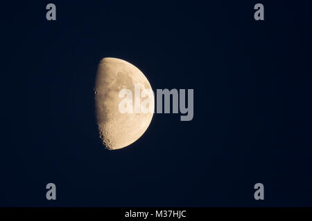 Photo d'une lune croissante dans un ciel clair nuits Banque D'Images