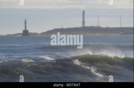 S'écraser les vagues de la mer du Nord sur la plage d''Aberdeen, Girdleness Phare en arrière-plan. L'Écosse, au Royaume-Uni. Banque D'Images
