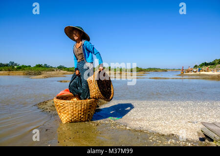 L'ail est lavé et traité à la périphérie de la ville, près de la rivière Irrawaddy Banque D'Images