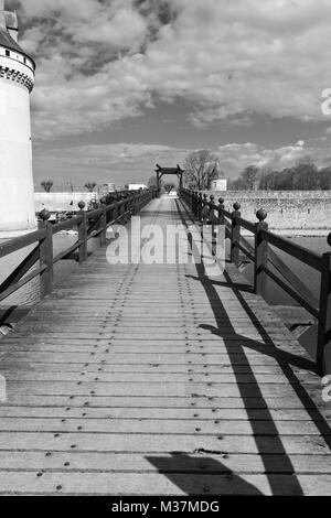 Pont-levis en bois d'accès Château de Sully dans la vallée de la Loire, France Banque D'Images