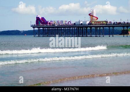 Paington Pier, jetée et amusements famille le jour du salon aéronautique de Torbay, 2016. Le sud du Devon, Royaume-Uni, English Riviera. Banque D'Images