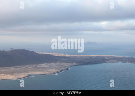 Mirador del Río, Lanzarote, Espagne : Vue de l'extrémité est de La Graciosa du Mirador del Rio avec l'Isla de Alegranza sur l'arrière-plan Banque D'Images