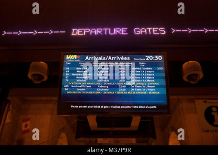 Via Rail Liste des arrivées et des départs à la gare Union de Toronto, Canada, le lundi, 22 avril 2013. Banque D'Images