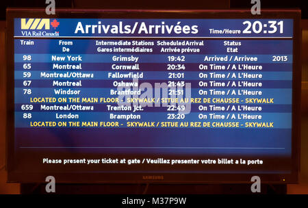 Via Rail Liste des arrivées et des départs à la gare Union de Toronto, Canada, le lundi, 22 avril 2013. Banque D'Images