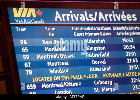 Via Rail Liste des arrivées et des départs à la gare Union de Toronto, Canada, le lundi, 22 avril 2013. Banque D'Images