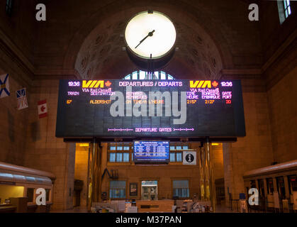 Via Rail Liste des arrivées et des départs à la gare Union de Toronto, Canada, le lundi, 22 avril 2013. Banque D'Images