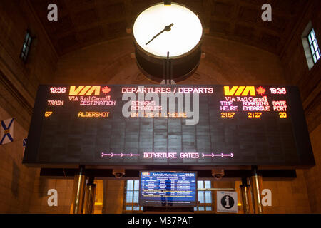 Via Rail Liste des arrivées et des départs à la gare Union de Toronto, Canada, le lundi, 22 avril 2013. Banque D'Images