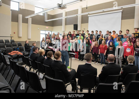 L'indépendance, Iowa (28 avril 2017) Les membres de la mer chalumeaux d'écouter le chœur Indépendance Senior High School Concert Choir lors d'une visite dans les écoles de musique. La mer chalumeaux sont sur un tour de 21 jours de la midwestern United States reliant les communautés partout aux États-Unis pour leur marine. (U.S. Photo par Marine musicien 1ère classe Sarah Blecker/mer) Parution chalumeaux visiter indépendance par le United States Navy Band Banque D'Images