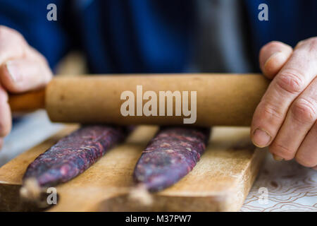 Les mains de rouler sur des saucisses à faire à plat pour le séchage Banque D'Images