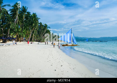 Outrigger parawa sailbotas sur boracay white beach destination touristique populaire aux Philippines Banque D'Images