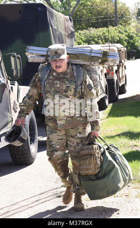 Le s.. Mario Montoya, un sergent des effets de Cheyenne, affecté à la 115e Brigade d'artillerie, porte son équipement vers le véhicule qu'il va en convoi au Camp de formation du sud de Guernesey, où l'unité va passer les deux semaines de formation. Plus de 1000 soldats de la Garde nationale d'armée du Wyoming convergeront sur Guernesey Camp Centre de formation conjointe ce mois pour leurs deux semaines de formation annuel de l'engagement et le Bureau des affaires publiques, publications sur les réseaux sociaux quotidiens de nos soldats ont perfectionné leurs compétences tout au long de juin. La Garde nationale du Wyoming (photo par le Sgt. Jimmy 1ère classe McGuir Banque D'Images