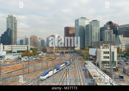 Séoul High speed train KTX la circulation dans la ville de Séoul, Corée du Sud. Banque D'Images