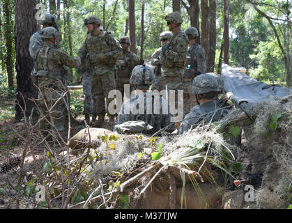 FORT STEWART, Ga., 13 juin 2017 - Le Général de Brigade Tom Carden, commandant de la Garde nationale de Géorgie présente une pièce à la CPS. Remco VanDuijn le siège de troupe, 1er escadron, le 108e régiment de cavalerie au cours de la 48e Brigade d'infanterie de combat l'équipe de combat de la capacité de formation eXportable rotation t Fort Stewart. Malgré briser son bras avant le début d'XCTC VanDuijn, insisté pour rester avec l'unité et a été reconnu pour son leadership et d'efforts. La Garde Nationale de Géorgie photo par le capitaine William Carraway / ce qui va venir de parution par la Garde nationale de Géorgie Banque D'Images