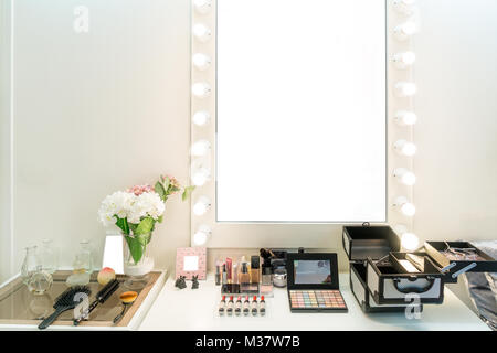 Chambre moderne avec douche Maquillage coiffeuse, miroir cosmétique et produit en télévision chambre de style. Banque D'Images