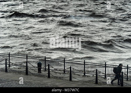 Journée grise sur la rivière Mersey gris avec Lovelocks pendaison Banque D'Images