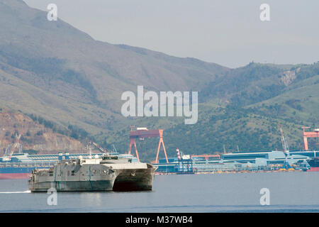 170618-N-ZW825-278 Subic Bay, Philippines (18 juin 2017) Le fer de lance de la classe de navire à grande vitesse mixte (JHSV 3 USNS Millinocket) transits Subic Bay derrière la classe Arleigh Burke destroyer lance-missiles USS Sterett (DDG 104). Sterett fait partie du groupe d'action de Surface Sterett-Dewey et est le troisième déploiement groupe opérant sous le commandement et le contrôle construire appelée 3e Flotte de l'avant. (U.S. Photo par marine Spécialiste de la communication de masse 1re classe Byron C. Linder/Millincoket USNS) Parution, USS Sterett transit par Subic Bay par # PACOM Banque D'Images