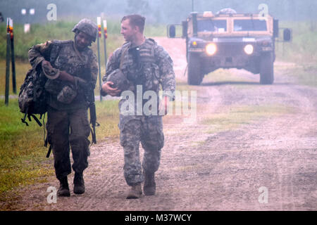 FORT STEWART, Ga, le 20 juin 2017 -L'ARMÉE Des soldats de la Garde nationale de Géorgie, du 2e Bataillon, 121e Régiment d'infanterie, retour de l'entraînement au tir réel dans la pluie au cours de la 48e Brigade d'infanterie de combat l'équipe de combat de la capacité de formation eXportable Rotation à Fort Stewart, en Géorgie La Géorgie photo Garde nationale d'armée par le capitaine William Carraway / relâché . 2-121 par Delta La Garde Nationale de Géorgie Banque D'Images