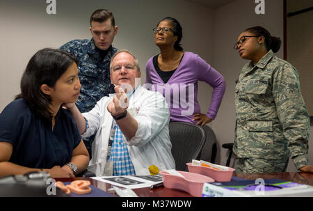 Ancien colonel de l'Armée de l'air, le Dr Stephen Burns démontre l'application d'une aiguille d'Acupuncture de bataille à l'infirmière praticienne Melanie Medina, Marine Hospital Corpsman Logan Badders et des infirmières autorisées Sylvia L Brooks et Air Force 1er lieutenant Folake Niniola lors d'une séance de formation à l'Acupuncture de bataille l'Armée de l'air Centre d'Acupuncture à la Malcolm croître clinique médicale, Joint Base Andrews, Md., Jun. 21, 2017. (U.S. Air Force photo par J.M. Eddins Jr.) 20170621-F-LW859-007 par AirmanMagazine Banque D'Images