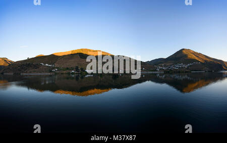 Collines qui réfléchissent sur le fleuve Douro dans la région de la vallée du Douro au Portugal, en Europe Banque D'Images