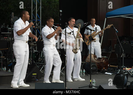 170704-N-HG258-001 WASHINGTON, D.C. (4 juillet 2017) Les membres de la croisière, de gauche à droite, les musiciens 1ère classe Parker Cory, David Smith, Manny Pelayo et Athus Delima effectuer au Sylvan Theatre à Washington, D.C. trois unités de l'US Navy Band a présenté un concert le jour de l'indépendance sur le terrain de l'Sylvan Theatre à Washington, D.C., avant la date de l'indépendance d'artifice sur le National Mall. (U.S. Photo par marine Chef Musicien Stephen/Hassay) Parution 2017 Navy Band Concert du jour de l'indépendance par l'United States Navy Band Banque D'Images