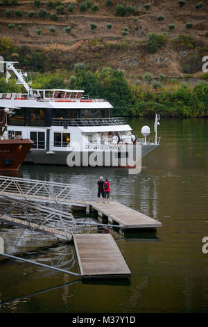 Les touristes regardant le bateau de croisière Douro Spirit arrivant à l'embarcadère de Pinhão, dans la région de la vallée du Douro au Portugal, en Europe Banque D'Images