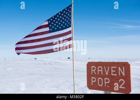 Le 109e Airlift Wing utilise Camp Raven, du Groenland, de former des équipages d'opérations sur la piste de neige dans leurs skis LC-130 Hercules. La 109AW utilise ses capacités uniques pour soutenir les opérations de la Fondation nationale des sciences dans l'Arctique et l'Antarctique. (U.S. Air Force photo de Tech. Le Sgt. Greg C. Biondo/libérés) 170728-F-FA171-019 par AirmanMagazine Banque D'Images