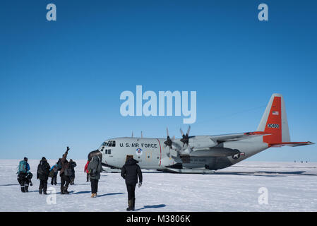 Les scientifiques disent au revoir comme ils chargent une CL-130 Hercules au East Greenland Ice Core Project (GRIP) station de métro, le 29 juillet 2017. Le 109e Airlift Wing utilise ses skis avion pour transporter les scientifiques et des fournitures à destination et en provenance de régions éloignées comme l'adhérence de l'Est. (U.S. Air Force photo de Tech. Le Sgt. Greg C. Biondo/libérés) 170729-F-FA171-088 par AirmanMagazine Banque D'Images