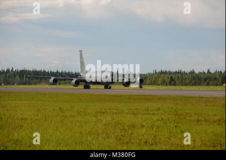 Un U.S. Air Force KC-135 Stratotanker, affecté à la 168e Escadre, prend son envol au cours de l'exercice Red Flag Alaska-17, à Eielson Air Force Base, en Alaska. Drapeau rouge et l'Alaska offre un environnement de formation dans la région du Pacifique-Indo-Asia et se concentre sur l'amélioration de la masse, l'espace et le cyberespace pour interoperabillity la préparation au combat et les forces américaines et internationales. (U.S. Air Force photo par un membre de la 1re classe Isaac Johnson) KC-135 prend en charge à l'exercice Red Flag Alaska Eielson Air Force Base par # PACOM Banque D'Images