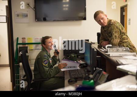 Le capitaine de l'US Air Force Christy sage, un HC-130 pilote, se prépare pour le post mission bref après le retour d'un vol d'entraînement, à Davis- Montana AFB (U.S. Photo de l'Armée de l'air par le sergent. Perry Aston) (U.S. Photo de l'Armée de l'air par le sergent. Perry Aston) 170801-F-MG591-094 par AirmanMagazine Banque D'Images