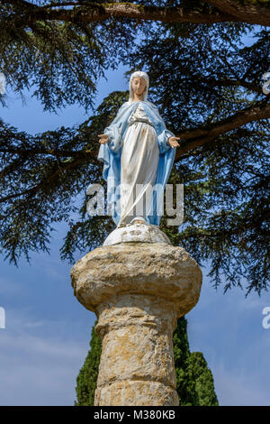 Colorful statue de la Vierge Marie à l'église du xiiie siècle dans Barran, Gers (Gascogne), l'Occitanie (Midi-Pyrénées), le sud-ouest de la France Banque D'Images