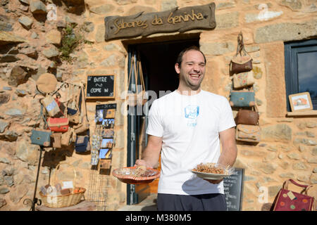 Employé de Sabores da Geninha boutique de souvenirs vendant des bonbons régionaux traditionnels à Figueira de Castelo Rodrigo, Portugal, Europe Banque D'Images