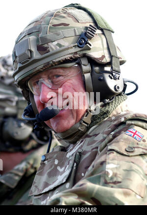 Le Prince de Galles prend un tour sur un guerrier véhicule blindé pendant un exercice lors d'une visite au 1er Bataillon du Régiment de mercie pour marquer 10 années comme son colonel en chef et 40 ans depuis qu'il est colonel en chef du régiment de Cheshire. Banque D'Images