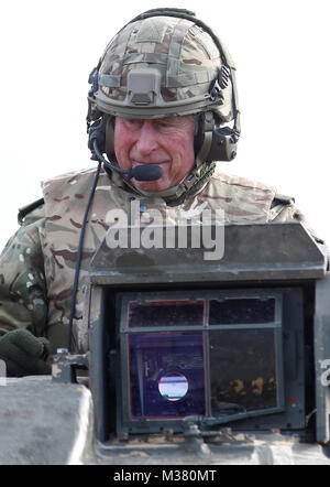 Le Prince de Galles prend un tour sur un guerrier véhicule blindé pendant un exercice lors d'une visite au 1er Bataillon du Régiment de mercie pour marquer 10 années comme son colonel en chef et 40 ans depuis qu'il est colonel en chef du régiment de Cheshire. Banque D'Images