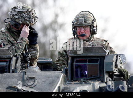 Le Prince de Galles prend un tour sur un guerrier véhicule blindé pendant un exercice lors d'une visite au 1er Bataillon du Régiment de mercie pour marquer 10 années comme son colonel en chef et 40 ans depuis qu'il est colonel en chef du régiment de Cheshire. Banque D'Images