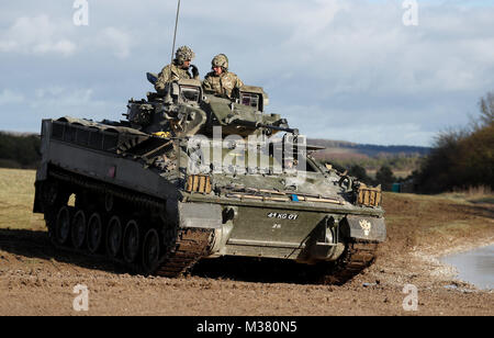 Le Prince de Galles (arrière droite) prend un tour sur un guerrier véhicule blindé pendant un exercice lors d'une visite au 1er Bataillon du Régiment de mercie pour marquer 10 années comme son colonel en chef et 40 ans depuis qu'il est colonel en chef du régiment de Cheshire. Banque D'Images