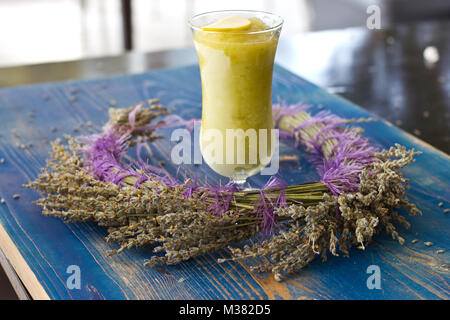 Sorbet pomme dans un grand verre avec la lavande Banque D'Images