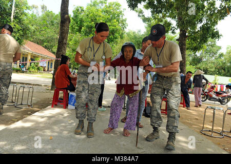 Les cadres supérieurs de l'US Air Force Airman Arlinda Haliti, à gauche, et le sergent-chef. Geoffrey Walker, droite, escorter un patient vers une zone de triage à un site d'information sur les services de santé au cours de l'Ange du Pacifique (PACANGEL) 17-2 à Tam Ky, Province de Quang Nam, Vietnam, du 13 septembre 2017. Depuis 2007, les missions de PACANGEL ont eu une incidence sur la vie de dizaines de milliers de personnes en offrant des programmes de génie civil, de l'aide humanitaire et secours en cas de catastrophe et l'objet d'échanges. (U.S. Air Force photo/Tech. Le Sgt. Kamaile Casillas) 170913-F-QA288-0023 par AirmanMagazine Banque D'Images