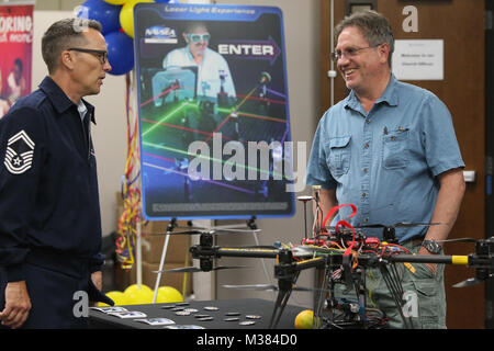 171004-N-HW977-011 Riverside, Californie (oct. 4, 2017) Le conseiller-maître Sgt. Russell, prévoir sur la science Aeropspace, instructeur à Arlington High School, à gauche, s'entretient avec Gary Lunt, Naval Surface Warfare Center (CDSN), Corona ingénieur divisionnaire, à propos de son système de notation (CYCLOPSS Cycloptic) projet au cours de la 18e édition de Science Technology Education Partnership (STEP) Conférence. Suivi par des milliers d'élèves du primaire et du secondaire de l'ensemble de la Californie du Sud, Inland Empire la participation du CDSN Corona prend en charge la stratégie de la Marine pour inspirer, mobiliser et éduquer la prochaine génération de Banque D'Images