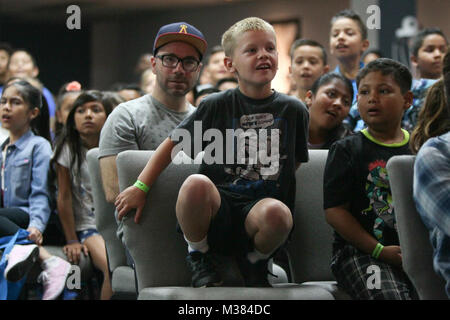 171004-N-HW977-184 Riverside, Californie (oct. 4, 2017) Austin Madison, une quatrième année au Highland École élémentaire, réagit au spectacle sur scène lors de la 18e édition de Science Technology Education Partnership (STEP) Conférence. Suivi par des milliers d'élèves du primaire et du secondaire de l'ensemble de la Californie du Sud, Inland Empire la participation du CDSN Corona prend en charge la stratégie de la Marine pour inspirer, mobiliser et éduquer la prochaine génération de scientifiques et d'ingénieurs. (U.S. Photo par Greg Vojtko marine/libérés) 171004-N-HW977-184 par NAVSEA Corona Banque D'Images