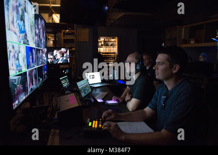 171005-N-VV903-158 Bethesda, MD (oct. 05, 2017) Musiciens 1ère classe Eric Brown à partir de la porte, le Texas et Daniel Geldert, Orlando, Floride, l'équipe vidéo direct en coulisses pour la U.S. Navy Band à la Music Center à Strathmore, à Bethesda (Maryland) pour la célébration de la 242e anniversaire de la Marine américaine. Chaque octobre, la U.S. Navy Band célèbre la naissance de la marine des États-Unis avec un concert annuel qui met en lumière la diversité de la marine, ses diverses missions dans le monde entier et sa riche histoire et patrimoine canadien et rend hommage aux anciens combattants et tous ceux qui servent. (U.S. Photo par Marine Musicien Banque D'Images