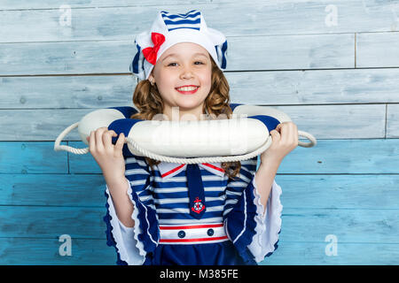 Little girl holding une bouée et de rire Banque D'Images