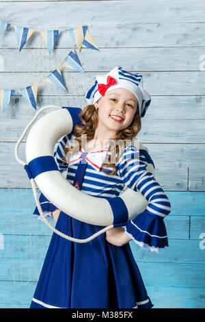 Little girl holding une bouée et de rire Banque D'Images