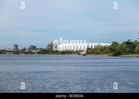 Beira Rio Stadium et rivière Guaiba - Porto Alegre, Rio Grande do Sul, Brésil Banque D'Images