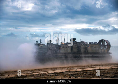 170713-N-WF272-126 TOWNSHEND ISLAND, Australie (13 juillet 2017) Landing Craft air cushion (LCAC) 10, affectés à la plage de la Marine (NBU) 7, quitte la plage après le déchargement des forces maritimes et de l'équipement dans le cadre de l'assaut amphibie à grande échelle au cours de sabre 17 Talisman. 10 LCAC, lancé à partir du navire d'assaut amphibie USS Bonhomme Richard (DG 6), ont permis de circulation des 31e Marine Expeditionary Unit (MEU) les forces et les équipements à terre pour que l'IP pour compléter les objectifs de la mission en tandem avec les homologues australiens. (U.S. Vidéo de la marine par Mass Communication Specialist 2e classe Diana Quinlan Banque D'Images